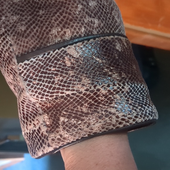 2pc* VINTAGE snakeskin suede look suit. Decorative closure 2 front pkt dbl lapel - Picture 12 of 15